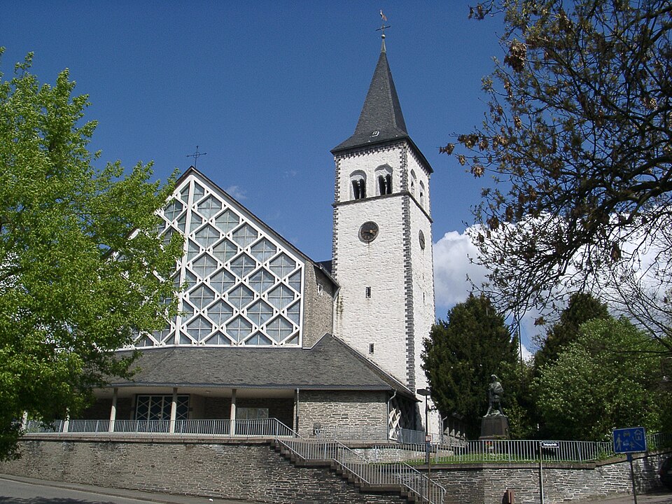 Umzug von Ochtendung nach Zypern per Container: Ochtendung Kirche – Foto: The original uploader was Historiograf at German Wikipedia., CC BY 2.0, via Wikimedia Commons Umzug von Ochtendung nach Zypern per Container: Ochtendung Kirche
