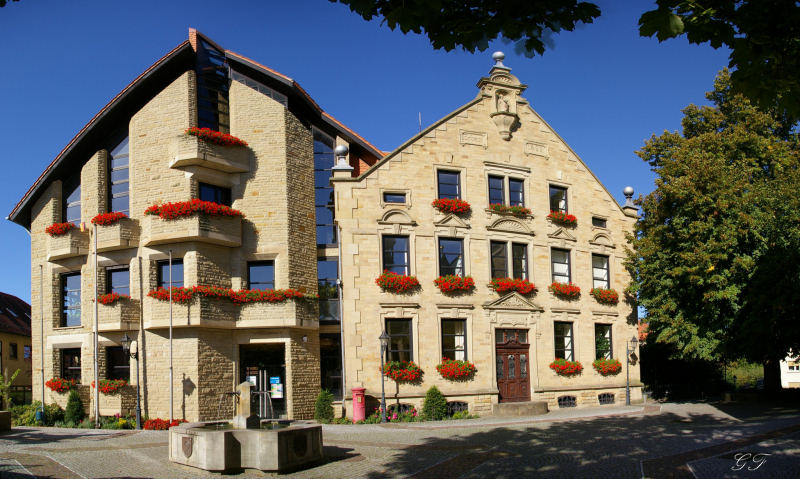 Umzug von Östringen nach Zypern per Container: Rathaus in Östringen