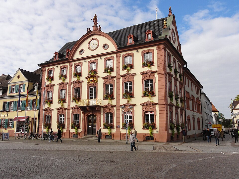 Umzug von Offenburg nach Zypern per Palette: Offenburg Rathaus – Foto: © Ralph Hammann - Wikimedia Commons, CC BY-SA 4.0, via Wikimedia Commons Umzug von Offenburg nach Zypern per Palette: Offenburg Rathaus