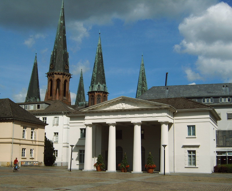 Umzug von Oldenburg nach Zypern per Container: Schlosswache mit Lambertikirche in Oldenburg – Foto: Marvins21, CC BY-SA 3.0, via Wikimedia Commons Umzug von Oldenburg nach Zypern per Container: Schlosswache mit Lambertikirche in Oldenburg