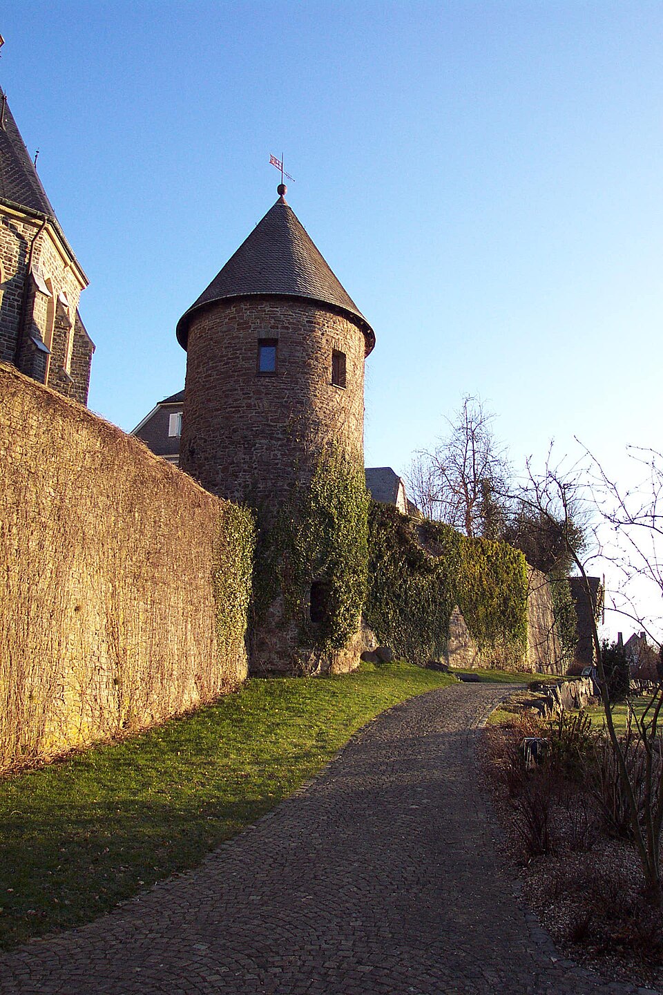 Umzug von Olpe nach Zypern per Container: Olpe city wall – Foto: Donald Townsed, CC BY-SA 2.5, via Wikimedia Commons Umzug von Olpe nach Zypern per Container: Olpe city wall