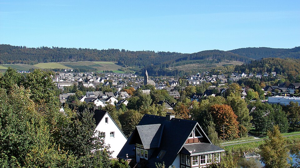 Umzug von Olsberg nach Zypern per Container: Olsberg Panorama – Foto: Helmlechner, CC BY-SA 3.0, via Wikimedia Commons Umzug von Olsberg nach Zypern per Container: Olsberg Panorama