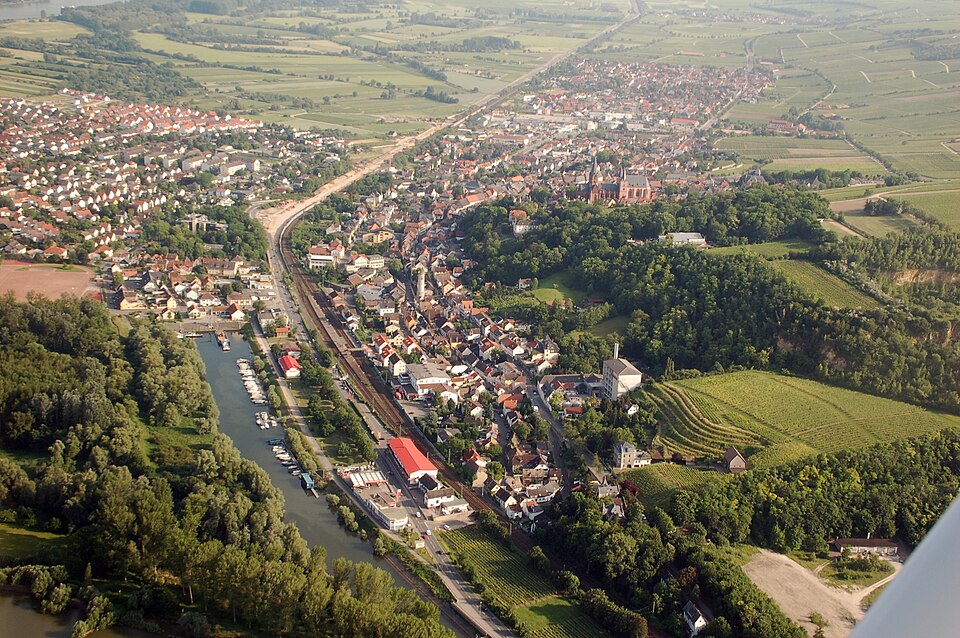 Umzug von Oppenheim nach Zypern per Container: Oppenheim Luftbild – Foto: Fritz Geller-Grimm, CC BY-SA 3.0, via Wikimedia Commons Umzug von Oppenheim nach Zypern per Container: Oppenheim Luftbild