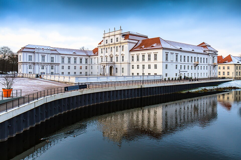 Umzug von Oranienburg nach Zypern per Container: Schloss Oranienburg, Jan – Foto: Avda, CC BY-SA 3.0, via Wikimedia Commons Umzug von Oranienburg nach Zypern per Container: Schloss Oranienburg, Jan