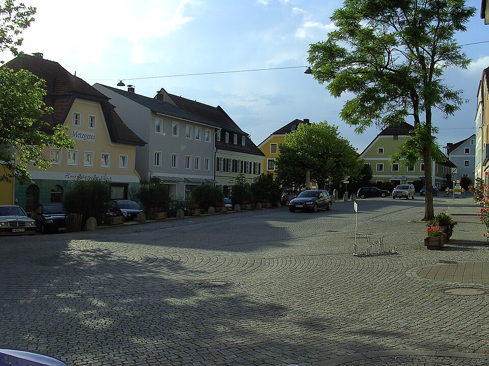Umzug von Ortenburg nach Zypern per Container: Ortenburg Marktplatz – Foto: User:High Contrast, CC BY-SA 2.0 de, via Wikimedia Commons Umzug von Ortenburg nach Zypern per Container: Ortenburg Marktplatz