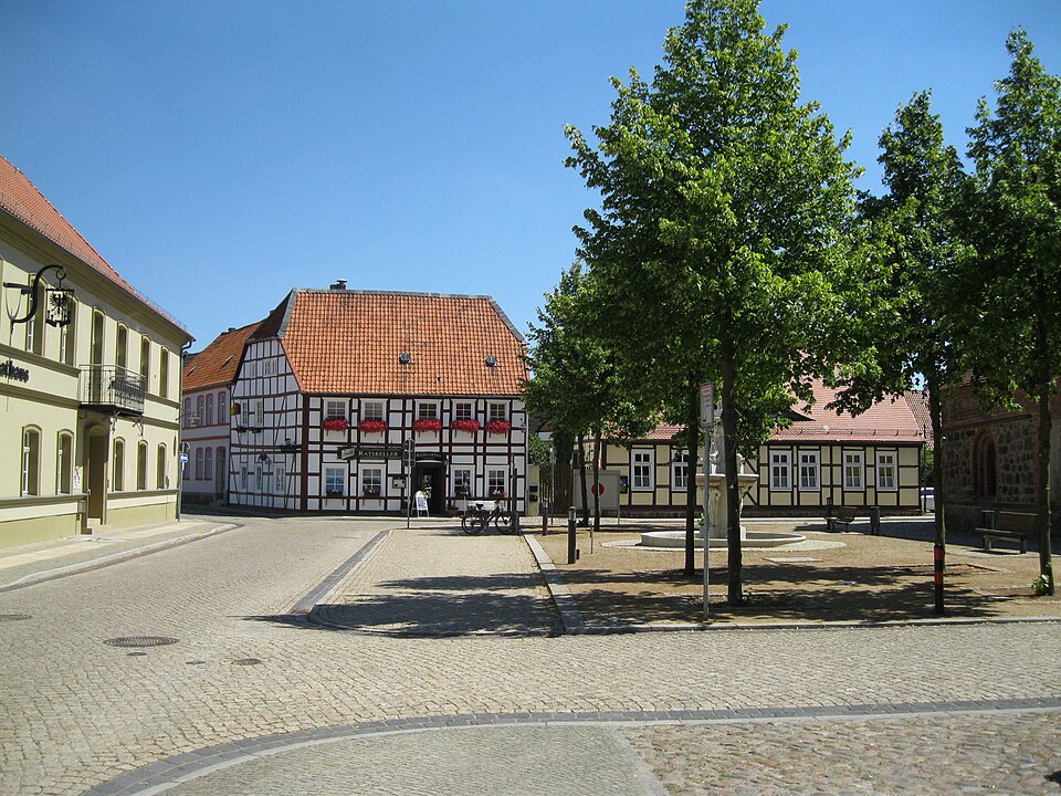 Umzug von Osterburg nach Zypern per Container: Fachwerk Altstadt Osterburg – Foto: Nutzer--Nephantz! (Diskussion) 12:06, 28. Mai 2012 (CEST), CC BY-SA 3.0, via Wikimedia Commons Umzug von Osterburg nach Zypern per Container: Fachwerk Altstadt Osterburg