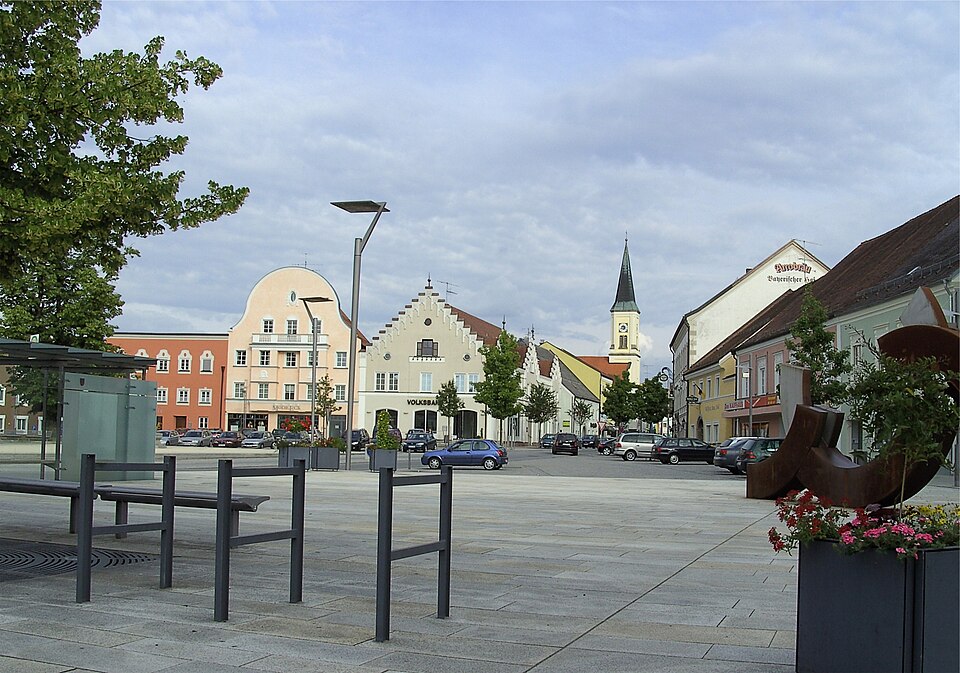 Umzug von Osterhofen nach Zypern per Container: Marktplatz Osterhofen, Bavaria – Foto: High Contrast, CC BY-SA 2.0 de, via Wikimedia Commons Umzug von Osterhofen nach Zypern per Container: Marktplatz Osterhofen, Bavaria