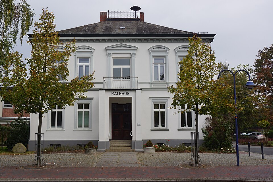 Umzug von Ottersberg nach Zypern per Container: Otterbarg Raathuus, Casa de la Vila in Ottersberg – Foto: flamenc, CC BY-SA 3.0, via Wikimedia Commons Umzug von Ottersberg nach Zypern per Container: Otterbarg Raathuus, Casa de la Vila in Ottersberg