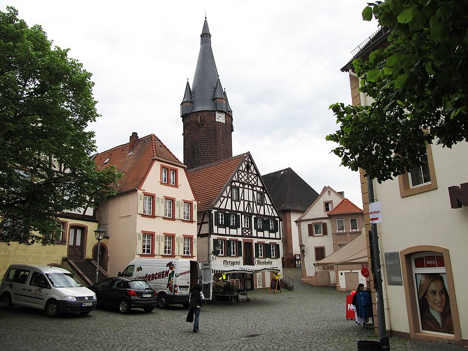 Umzug von Ottweiler nach Zypern per Container: Ottweiler Rathausplatz Alter Turm – Foto: Fotoman2012, CC BY 3.0, via Wikimedia Commons Umzug von Ottweiler nach Zypern per Container: Ottweiler Rathausplatz Alter Turm
