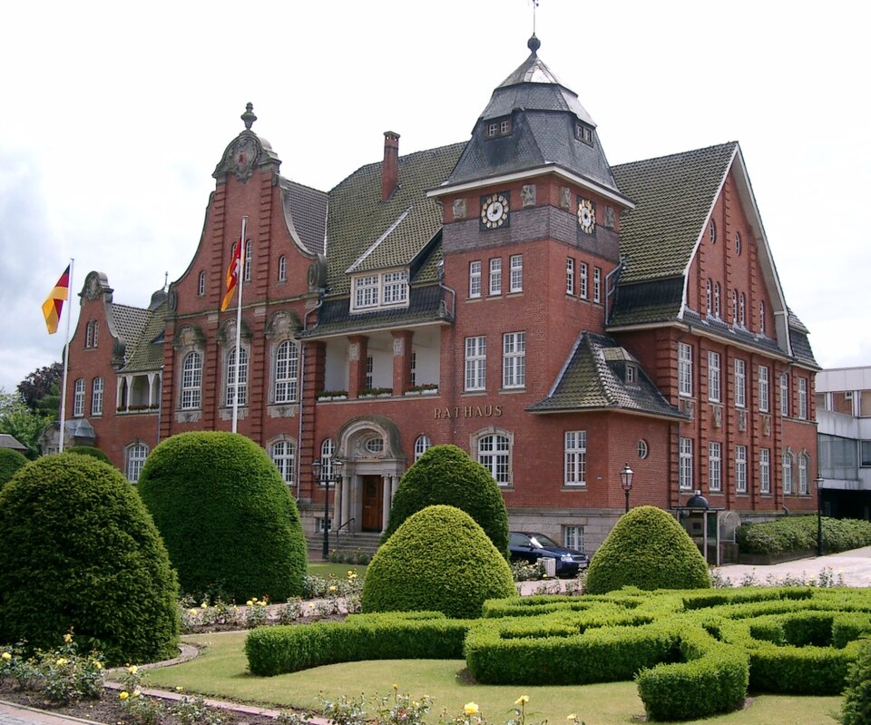Umzug von Papenburg nach Zypern per Container: Papenburg Rathaus – Foto: The original uploader was Lencer at German Wikipedia. 23 August 2006 (original upload date), Attribution, via Wikimedia Commons Umzug von Papenburg nach Zypern per Container: Papenburg Rathaus