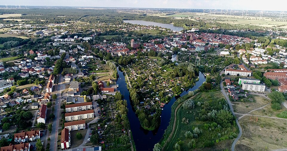 Umzug von Parchim nach Zypern per Container: Luftbild Parchim, Altstadt, Eldearme – Foto: Foxvox89, CC BY-SA 4.0, via Wikimedia Commons Umzug von Parchim nach Zypern per Container: Luftbild Parchim, Altstadt, Eldearme