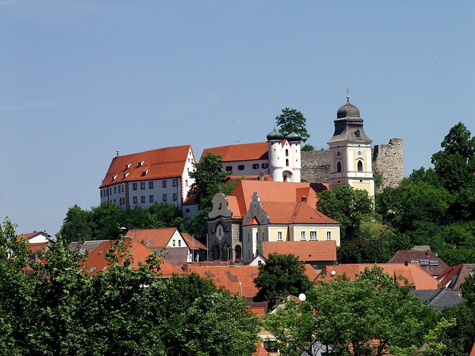 Umzug von Parsberg nach Zypern per Container: Ortsansicht Parsberg Burg Kirche – Foto: Burgmuseum Parsberg.\n\nBurgParsberg at de.wikipedia, Public domain, via Wikimedia Commons Umzug von Parsberg nach Zypern per Container: Ortsansicht Parsberg Burg Kirche