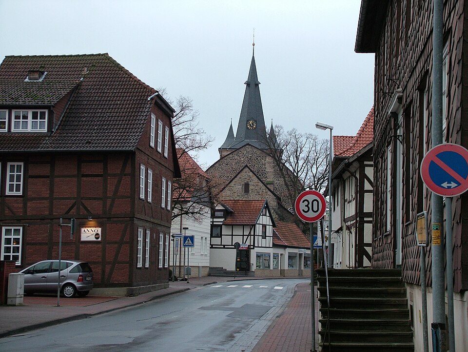 Umzug von Pattensen nach Zypern per Container: Pattensen Dammstrasse – Foto: Wikimedia-Autor, CC BY-SA 3.0, via Wikimedia Commons Umzug von Pattensen nach Zypern per Container: Pattensen Dammstrasse