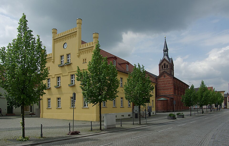 Umzug von Peitz nach Zypern per Container: Rathaus und Kirche in Peitz – Foto: Stefan Fussan, CC BY-SA 3.0, via Wikimedia Commons Umzug von Peitz nach Zypern per Container: Rathaus und Kirche in Peitz