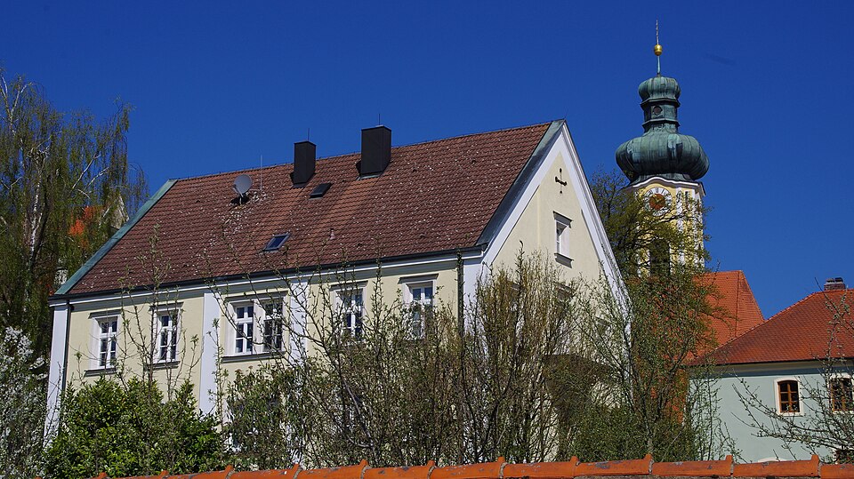 Umzug von Pentling nach Zypern per Container: Hohengebraching Pfarrhof in Pentling – Foto: Gehsport-sepp (Diskussion), CC BY-SA 4.0, via Wikimedia Commons Umzug von Pentling nach Zypern per Container: Hohengebraching Pfarrhof in Pentling
