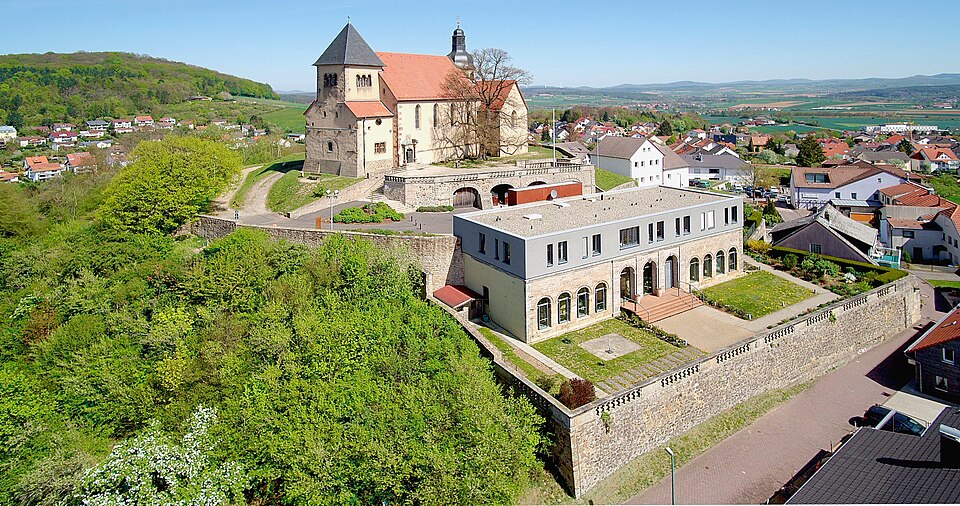 Umzug von Petersberg nach Zypern per Palette: Liobakirche Petersberg – Foto: Verum, CC BY-SA 3.0, via Wikimedia Commons Umzug von Petersberg nach Zypern per Palette: Liobakirche Petersberg