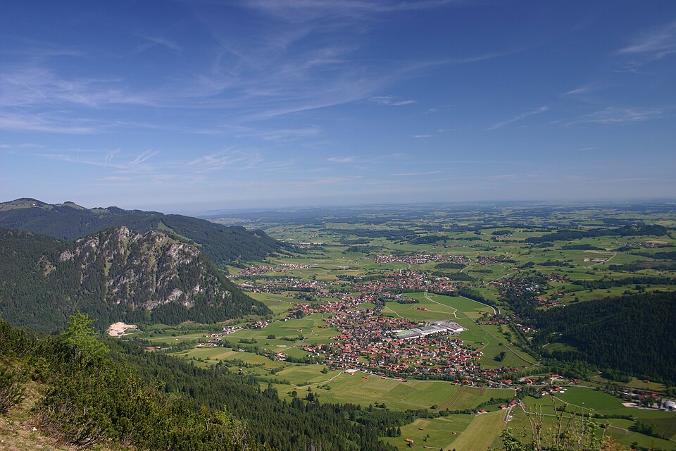 Umzug von Pfronten nach Zypern per Container: Gemeinde Pfronten von oben – Foto: Wikimedia-Autor, Public domain, via Wikimedia Commons Umzug von Pfronten nach Zypern per Container: Gemeinde Pfronten von oben