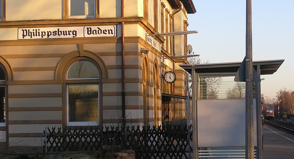 Umzug von Philippsburg nach Zypern per Container: Philippsburg Bf – Foto: Michael Kauffmann, CC BY 2.0 de, via Wikimedia Commons Umzug von Philippsburg nach Zypern per Container: Philippsburg Bf