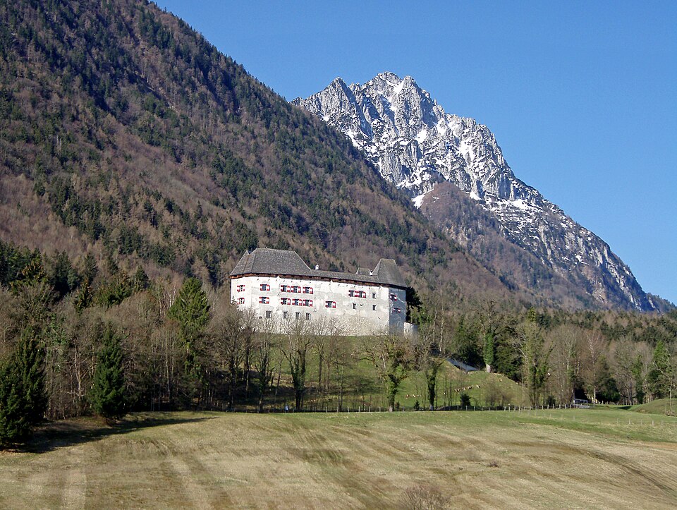 Umzug von Piding nach Zypern per Container: Schloss Staufeneck, Piding, Berchtesgadener Land – Foto: Wald1siedel, CC BY-SA 4.0, via Wikimedia Commons Umzug von Piding nach Zypern per Container: Schloss Staufeneck, Piding, Berchtesgadener Land