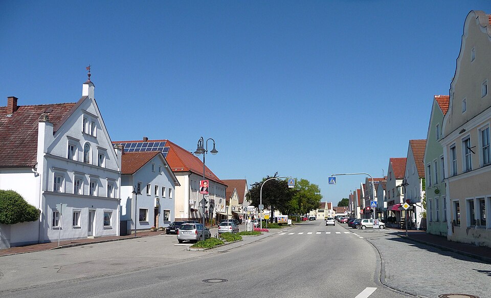 Umzug von Pilsting nach Zypern per Container: Marktplatz Pilsting – Foto: Konrad Lackerbeck, CC BY 3.0, via Wikimedia Commons Umzug von Pilsting nach Zypern per Container: Marktplatz Pilsting
