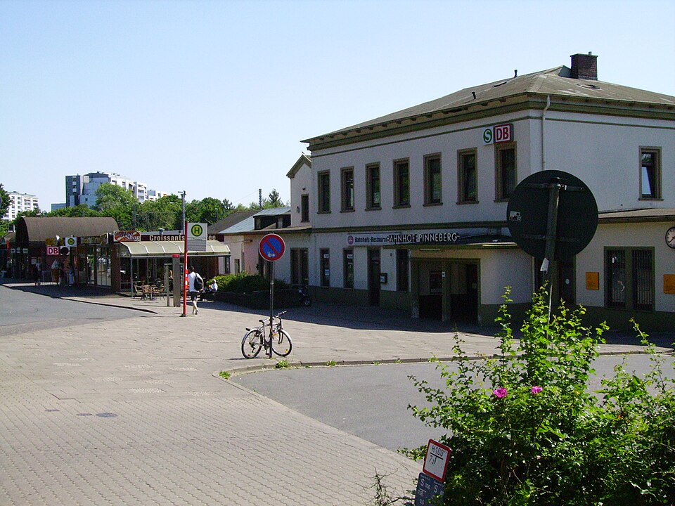 Umzug von Pinneberg nach Zypern per Container: Pinneberg railway station – Foto: Sebastian scha., CC BY-SA 3.0, via Wikimedia Commons Umzug von Pinneberg nach Zypern per Container: Pinneberg railway station