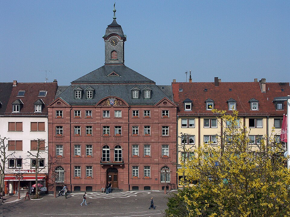 Umzug von Pirmasens nach Zypern per Container: Pirmasens, Altes Rathaus – Foto: Bearbeitung: Achim Lammerts (Syntaxys), Original: Juergen Kappenberg (KA PS), CC BY-SA 3.0, via Wikimedia Commons Umzug von Pirmasens nach Zypern per Container: Pirmasens, Altes Rathaus