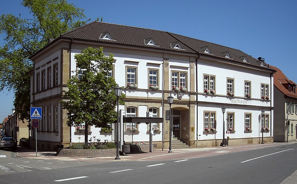 Umzug von Plankstadt nach Zypern per Container: Plankstadt Rathaus – Foto: Rudolf Stricker, Attribution, via Wikimedia Commons Umzug von Plankstadt nach Zypern per Container: Plankstadt Rathaus