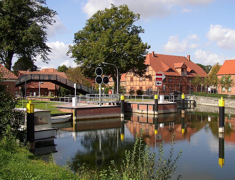Umzug von Plau am See nach Zypern per Palette: Plau lock in Plau am See – Foto: Doris Antony, Berlin, CC BY-SA 3.0, via Wikimedia Commons Umzug von Plau am See nach Zypern per Palette: Plau lock in Plau am See