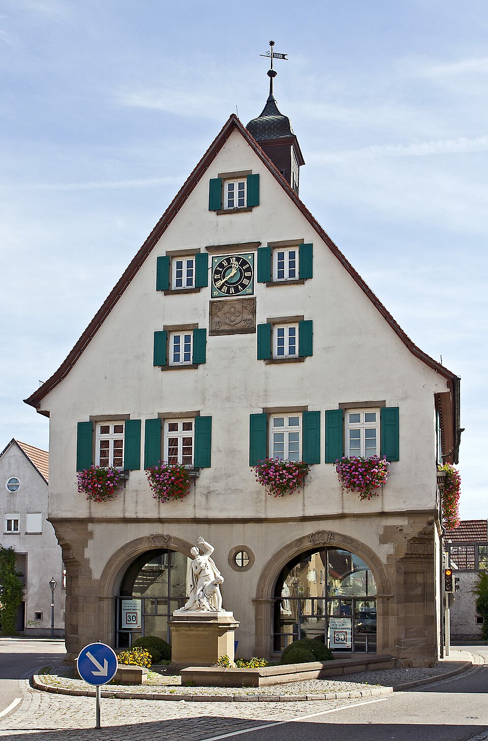 Umzug von Pleidelsheim nach Zypern per Container: Pleidelsheim Altes Rathaus – Foto: Rudolf Stricker, Attribution, via Wikimedia Commons Umzug von Pleidelsheim nach Zypern per Container: Pleidelsheim Altes Rathaus