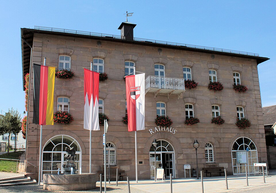 Umzug von Pleinfeld nach Zypern per Container: Pleinfeld Rathaus – Foto: Zinnmann, CC BY 3.0, via Wikimedia Commons Umzug von Pleinfeld nach Zypern per Container: Pleinfeld Rathaus