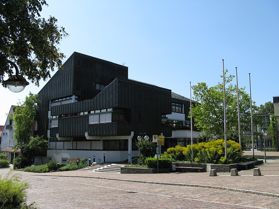 Umzug von Pliezhausen nach Zypern per Container: Rathaus Pliezhausen – Foto: Wamito, Public domain, via Wikimedia Commons Umzug von Pliezhausen nach Zypern per Container: Rathaus Pliezhausen