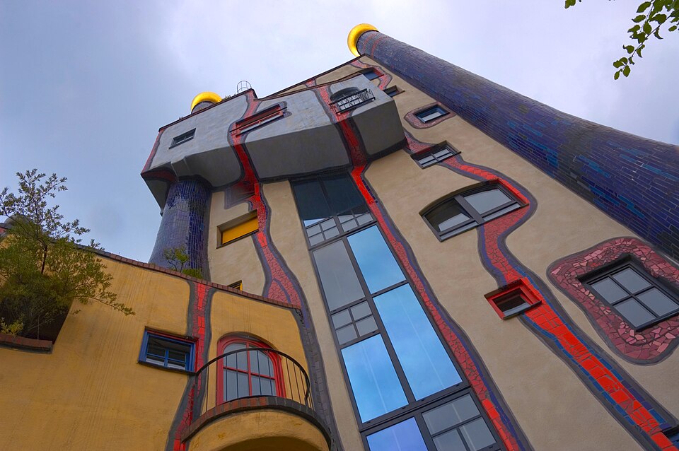 Umzug von Plochingen nach Zypern per Container: Hundertwasserhaus Plochingen RGB – Foto: Anita Hummel / Carl Williams (contributed by Speagles), CC BY-SA 3.0, via Wikimedia Commons Umzug von Plochingen nach Zypern per Container: Hundertwasserhaus Plochingen RGB