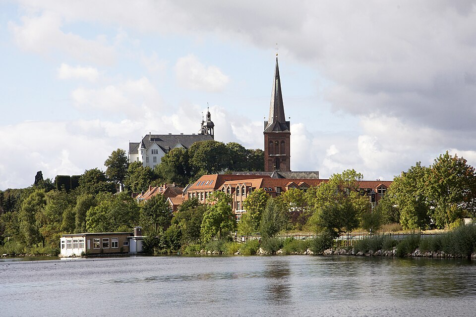 Umzug von Plön nach Zypern per Container: Plön, Nikolaikirche und Schloss – Foto: W. Bulach, CC BY-SA 4.0, via Wikimedia Commons Umzug von Plön nach Zypern per Container: Plön, Nikolaikirche und Schloss