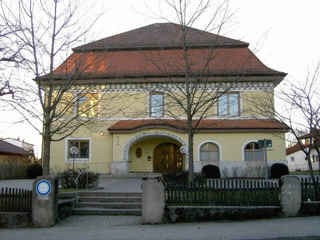 Umzug von Pöcking nach Zypern per Container: Rathaus Gemeinde Poecking in Pöcking