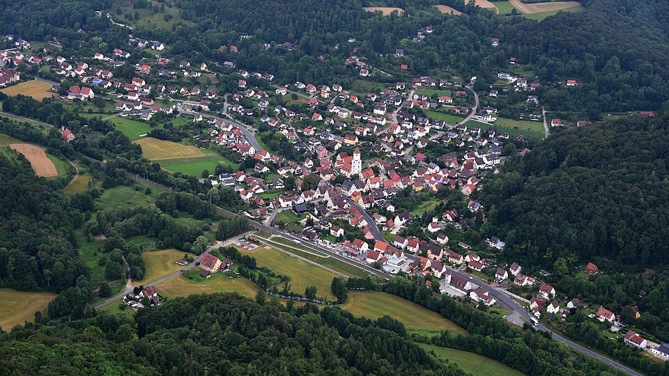 Umzug von Pommelsbrunn nach Zypern per Container: Stadtansicht Pommelsbrunn – Foto: Wolkenkratzer, CC BY-SA 4.0, via Wikimedia Commons Umzug von Pommelsbrunn nach Zypern per Container: Stadtansicht Pommelsbrunn