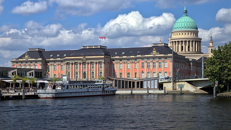 Umzug von Potsdam nach Zypern per Container: DE Potsdam, Havel, Potsdamer Stadtschloss, Charlottenhof ( ) – Foto: Paul Korecky, CC BY-SA 2.0, via Wikimedia Commons Umzug von Potsdam nach Zypern per Container: DE Potsdam, Havel, Potsdamer Stadtschloss, Charlottenhof ( )