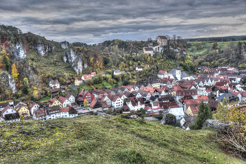 Umzug von Pottenstein nach Zypern per Container: Pottenstein (HDR Aufnahmetechnik) – Foto: Pegasus2, CC BY-SA 4.0, via Wikimedia Commons Umzug von Pottenstein nach Zypern per Container: Pottenstein (HDR Aufnahmetechnik)