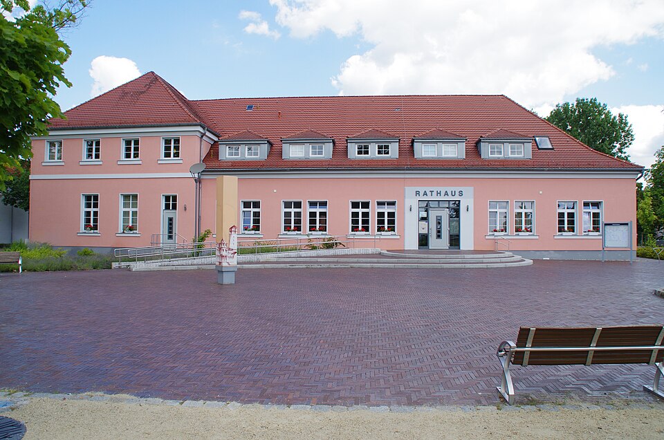 Umzug von Premnitz nach Zypern per Container: Rathaus Premnitz – Foto: Clemensfranz, CC BY-SA 3.0, via Wikimedia Commons Umzug von Premnitz nach Zypern per Container: Rathaus Premnitz