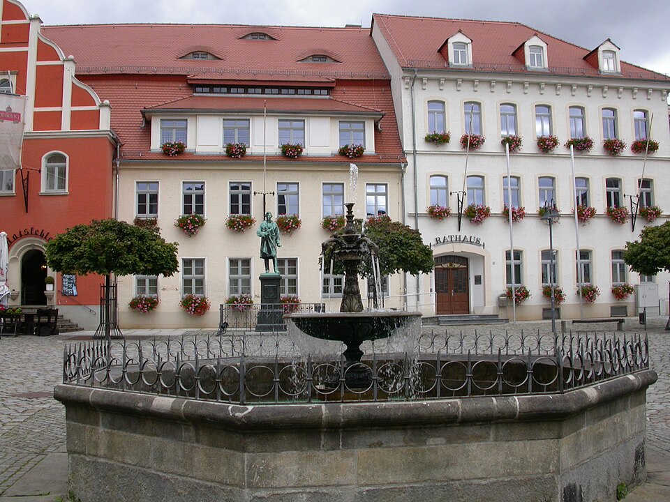 Umzug von Pulsnitz nach Zypern per Container: Markt Rathaus pulsnitz – Foto: Anaximander, CC BY-SA 3.0, via Wikimedia Commons Umzug von Pulsnitz nach Zypern per Container: Markt Rathaus pulsnitz
