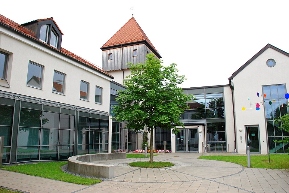 Umzug von Putzbrunn nach Zypern per Container: Putzbrunn Rathaus
