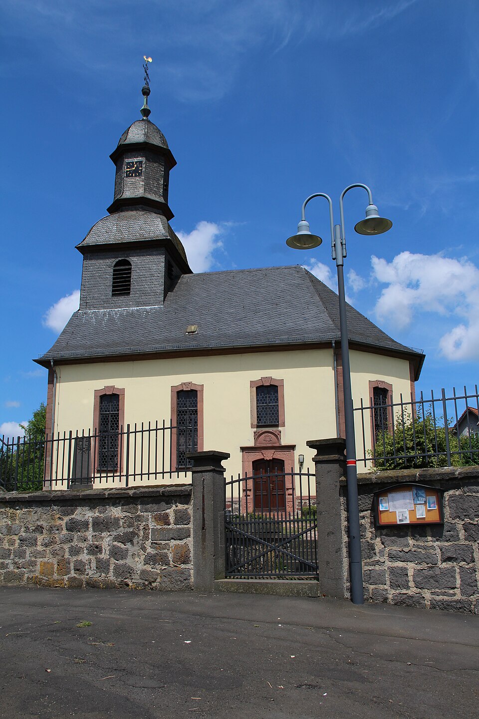 Umzug von Rabenau nach Zypern per Container: Evangelische Kirche (Rüddingshausen) in Rabenau – Foto: Gerold Rosenberg (talk) 11:27, 19 July 2014 (UTC), CC BY-SA 3.0, via Wikimedia Commons Umzug von Rabenau nach Zypern per Container: Evangelische Kirche (Rüddingshausen) in Rabenau