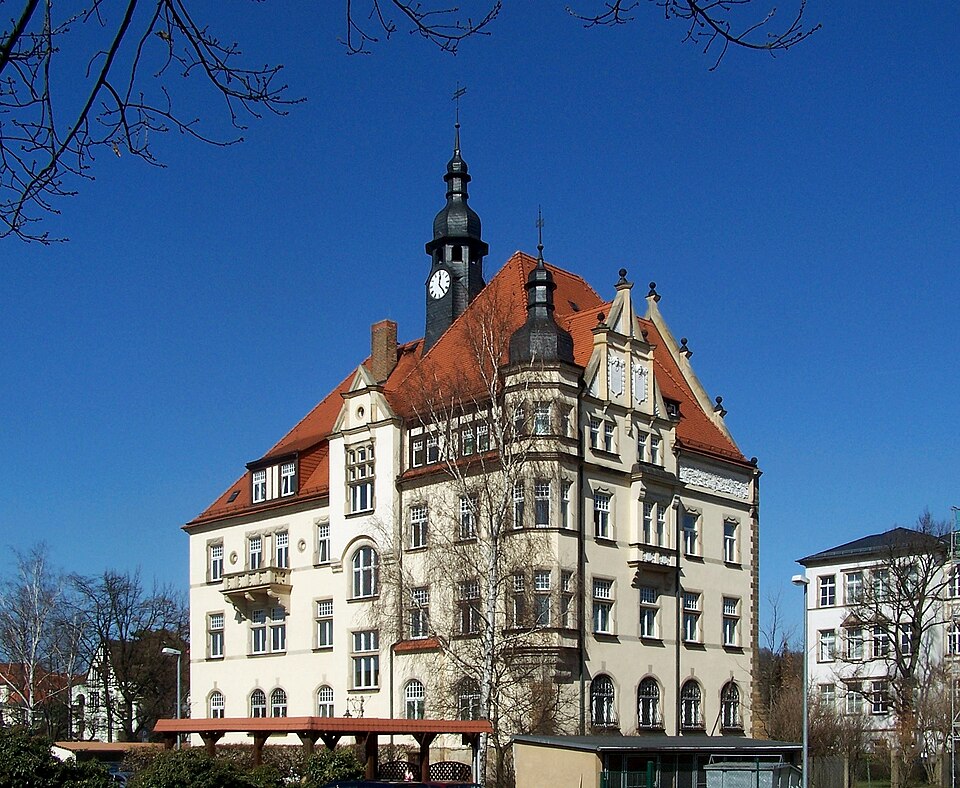 Umzug von Radebeul nach Zypern per Container: Radebeul Rathaus – Foto: X-Weinzar, CC BY-SA 2.5, via Wikimedia Commons Umzug von Radebeul nach Zypern per Container: Radebeul Rathaus