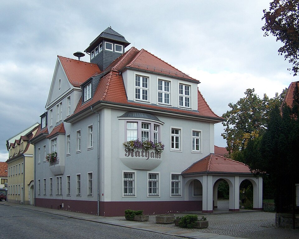 Umzug von Radeburg nach Zypern per Container: Radeburg Rathaus – Foto: X-Weinzar, CC BY-SA 2.5, via Wikimedia Commons Umzug von Radeburg nach Zypern per Container: Radeburg Rathaus