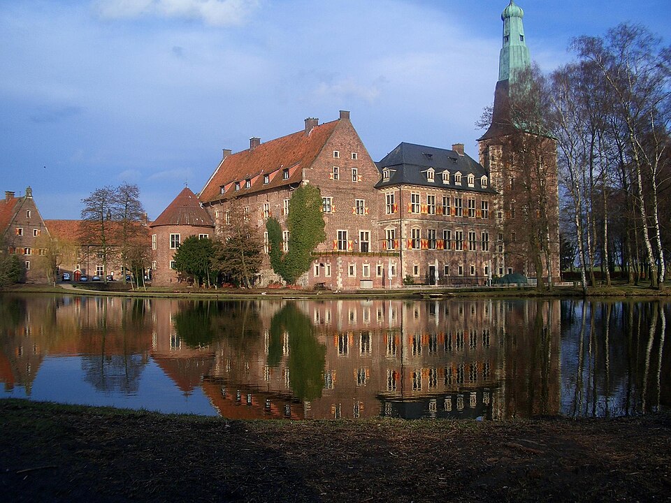 Umzug von Raesfeld nach Zypern per Container: Wasserschloß – Foto: Reinobild, Public domain, via Wikimedia Commons Umzug von Raesfeld nach Zypern per Container: Wasserschloß