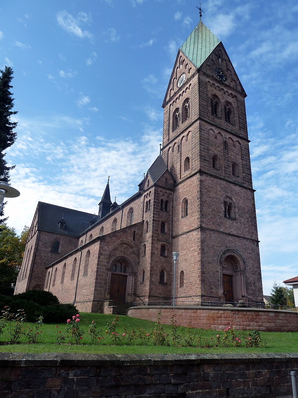 Umzug von Ramstein-Miesenbach nach Zypern per Container: Kath. Kirche St. Nikolaus in Ramstein-Miesenbach – Foto: padrei, CC BY 3.0, via Wikimedia Commons Umzug von Ramstein-Miesenbach nach Zypern per Container: Kath. Kirche St. Nikolaus in Ramstein-Miesenbach