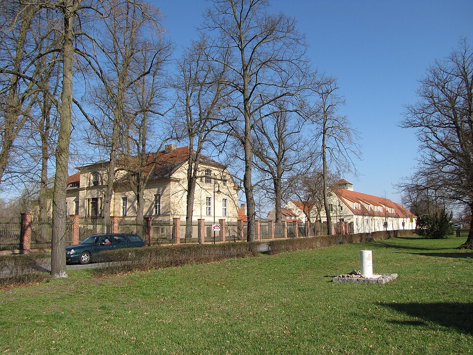 Umzug von Rangsdorf nach Zypern per Container: Gutsanlage Groß Machnow in Rangsdorf – Foto: Engeser, CC BY-SA 3.0, via Wikimedia Commons Umzug von Rangsdorf nach Zypern per Container: Gutsanlage Groß Machnow in Rangsdorf
