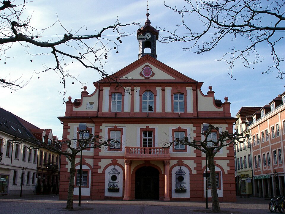Umzug von Rastatt nach Zypern per Container: Rathaus Rastatt – Foto: Martin-D, CC BY-SA 2.5, via Wikimedia Commons Umzug von Rastatt nach Zypern per Container: Rathaus Rastatt