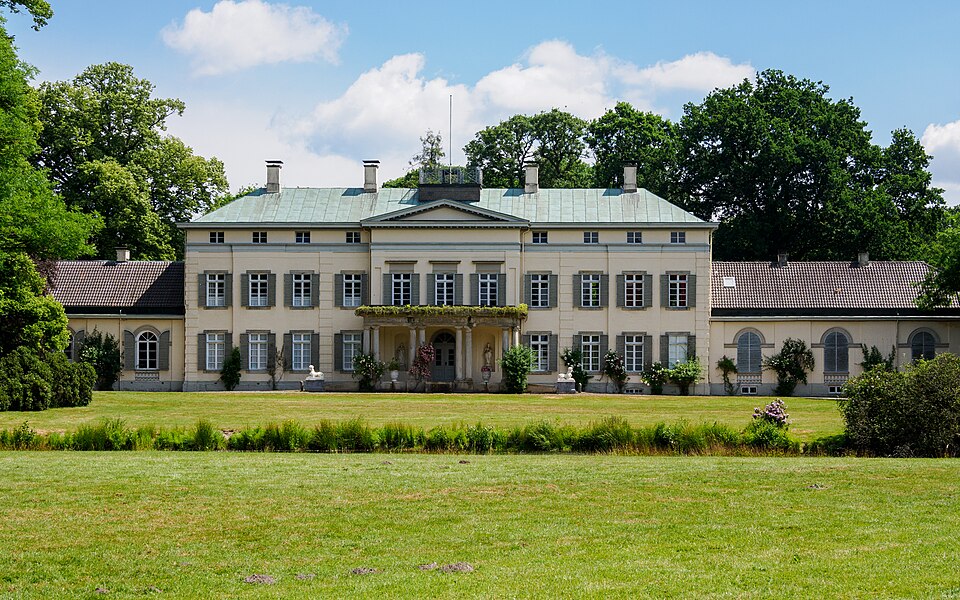 Umzug von Rastede nach Zypern per Container: Schloss Rastede (Juni ) – Foto: JoachimKohler-HB, CC BY-SA 4.0, via Wikimedia Commons Umzug von Rastede nach Zypern per Container: Schloss Rastede (Juni )