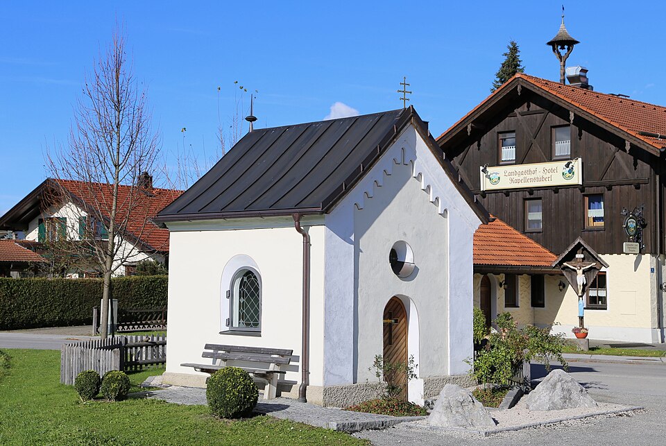 Umzug von Raubling nach Zypern per Container: Nicklheimer Str. Kapelle – Foto: Rufus46, CC BY-SA 3.0, via Wikimedia Commons Umzug von Raubling nach Zypern per Container: Nicklheimer Str. Kapelle
