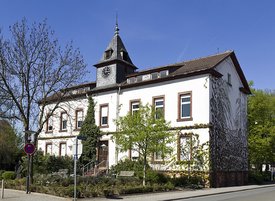 Umzug von Raunheim nach Zypern per Container: Raunheim Rathaus Schulstraße – Foto: Rudolf Stricker, Attribution, via Wikimedia Commons Umzug von Raunheim nach Zypern per Container: Raunheim Rathaus Schulstraße